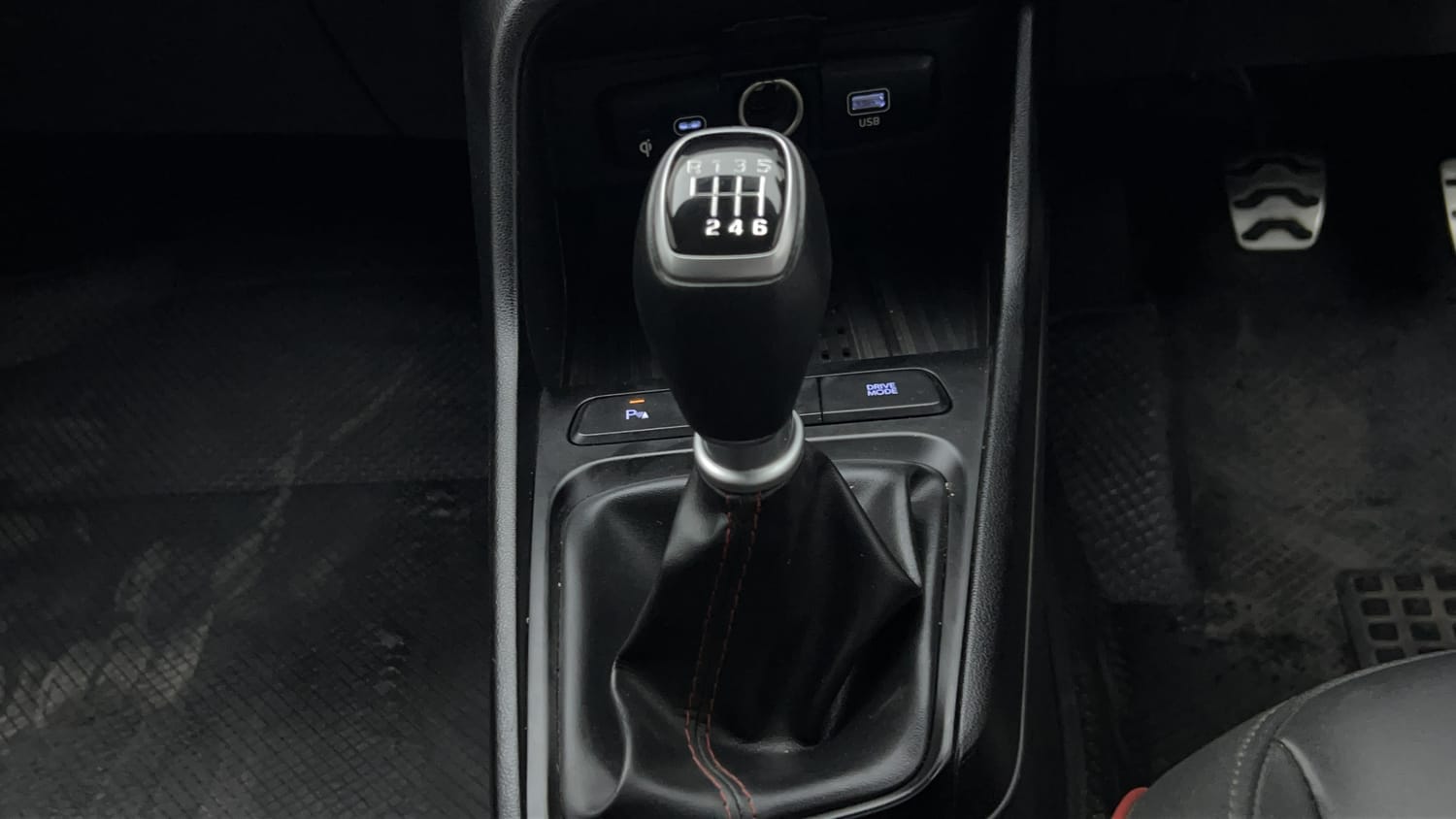 Used 2023 Hyundai Verna SX (O) 1.5 Turbo Petrol MT Petrol Manual interior GEAR  KNOB VIEW