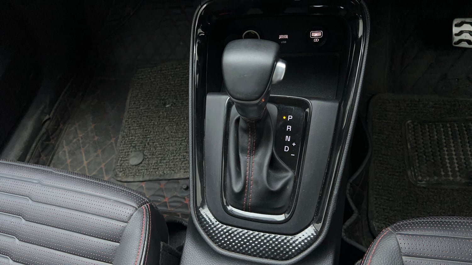 Used 2022 Kia Sonet GTX Plus 1.0 DCT Petrol Automatic interior GEAR  KNOB VIEW