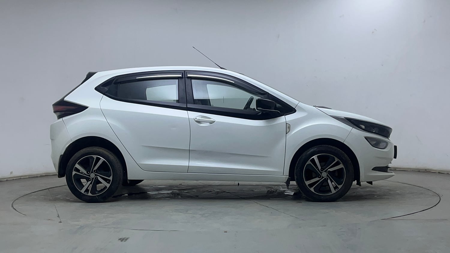 Used 2023 Tata Altroz XZ Plus Diesel Diesel Manual exterior RIGHT SIDE VIEW