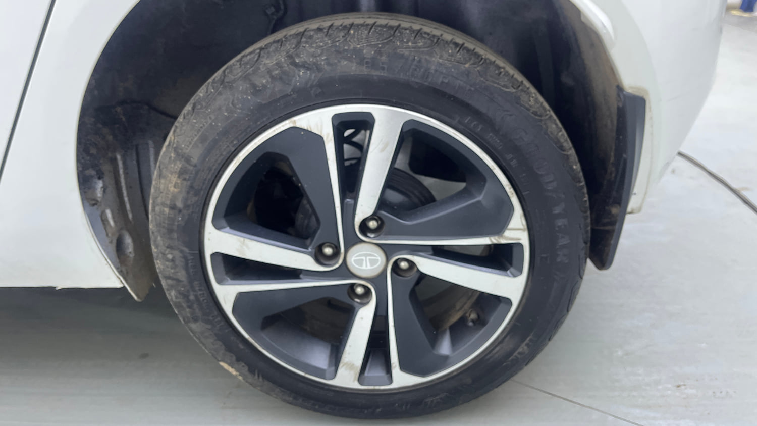 Used 2023 Tata Altroz XZ Plus Diesel Diesel Manual tyres LEFT REAR TYRE RIM VIEW