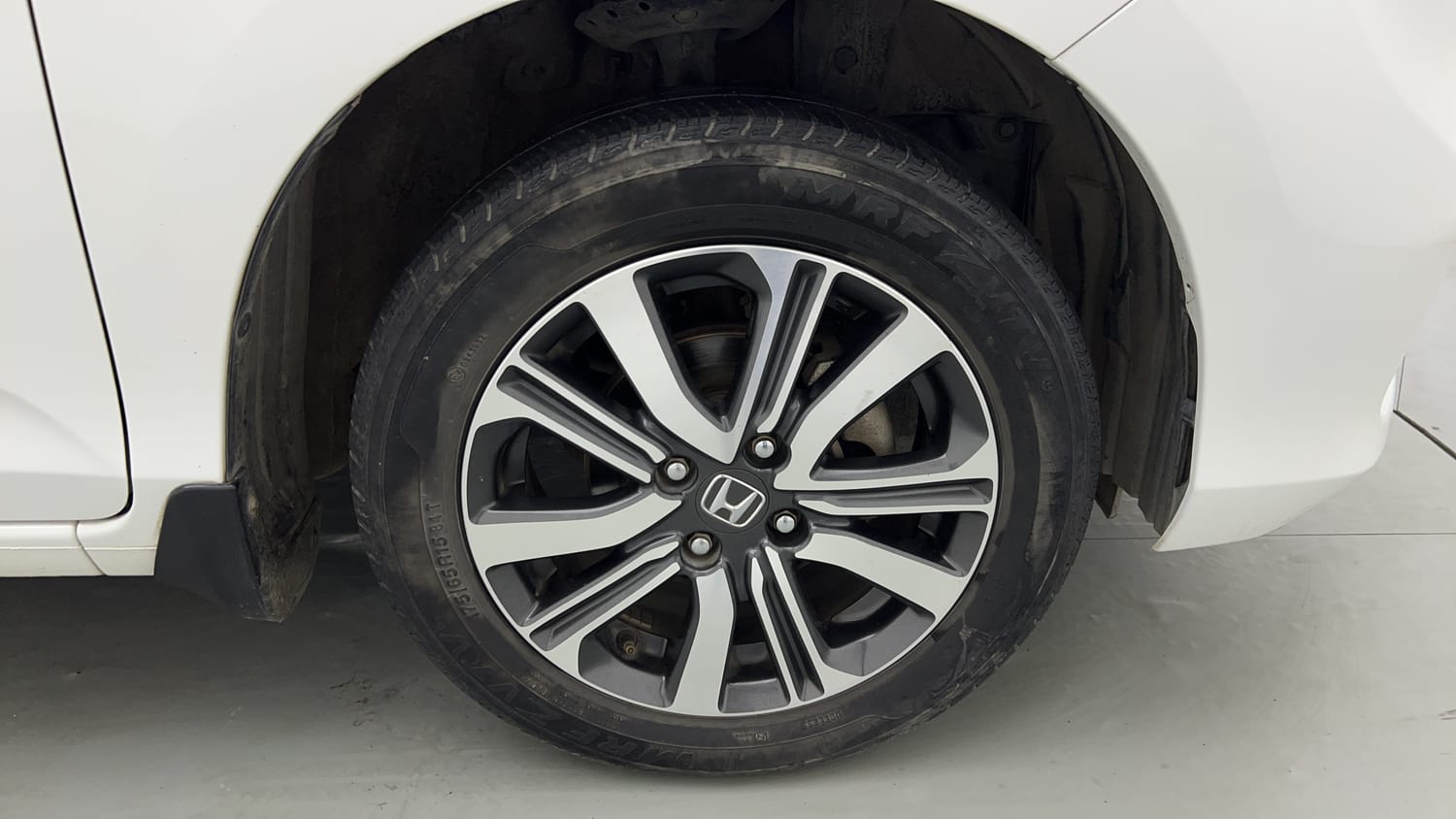 Used 2024 Honda Amaze VX 1.2 Petrol MT Petrol Manual tyres RIGHT FRONT TYRE RIM VIEW