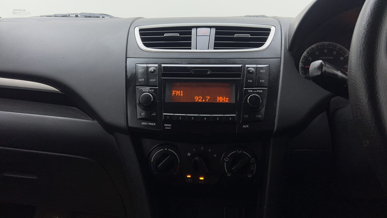 Used 2015 Maruti Suzuki Swift VXi Petrol Manual interior MUSIC SYSTEM & AC CONTROL VIEW