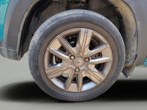Used 2022 Renault Kwid CLIMBER 1.0 AMT (O) Petrol Automatic tyres LEFT FRONT TYRE RIM VIEW