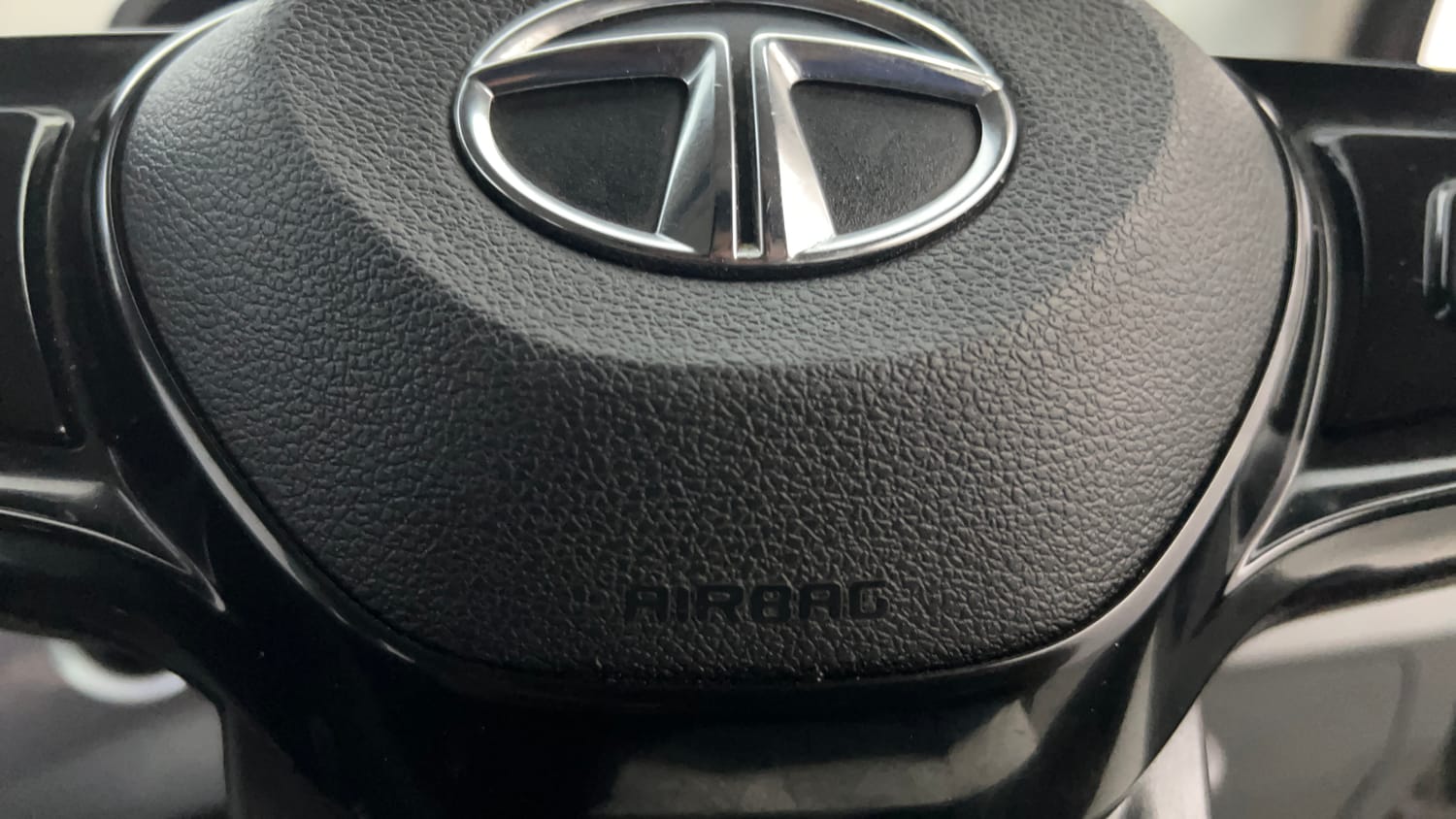 Used 2020 Tata Nexon XMA Petrol Petrol Automatic top_features Airbags