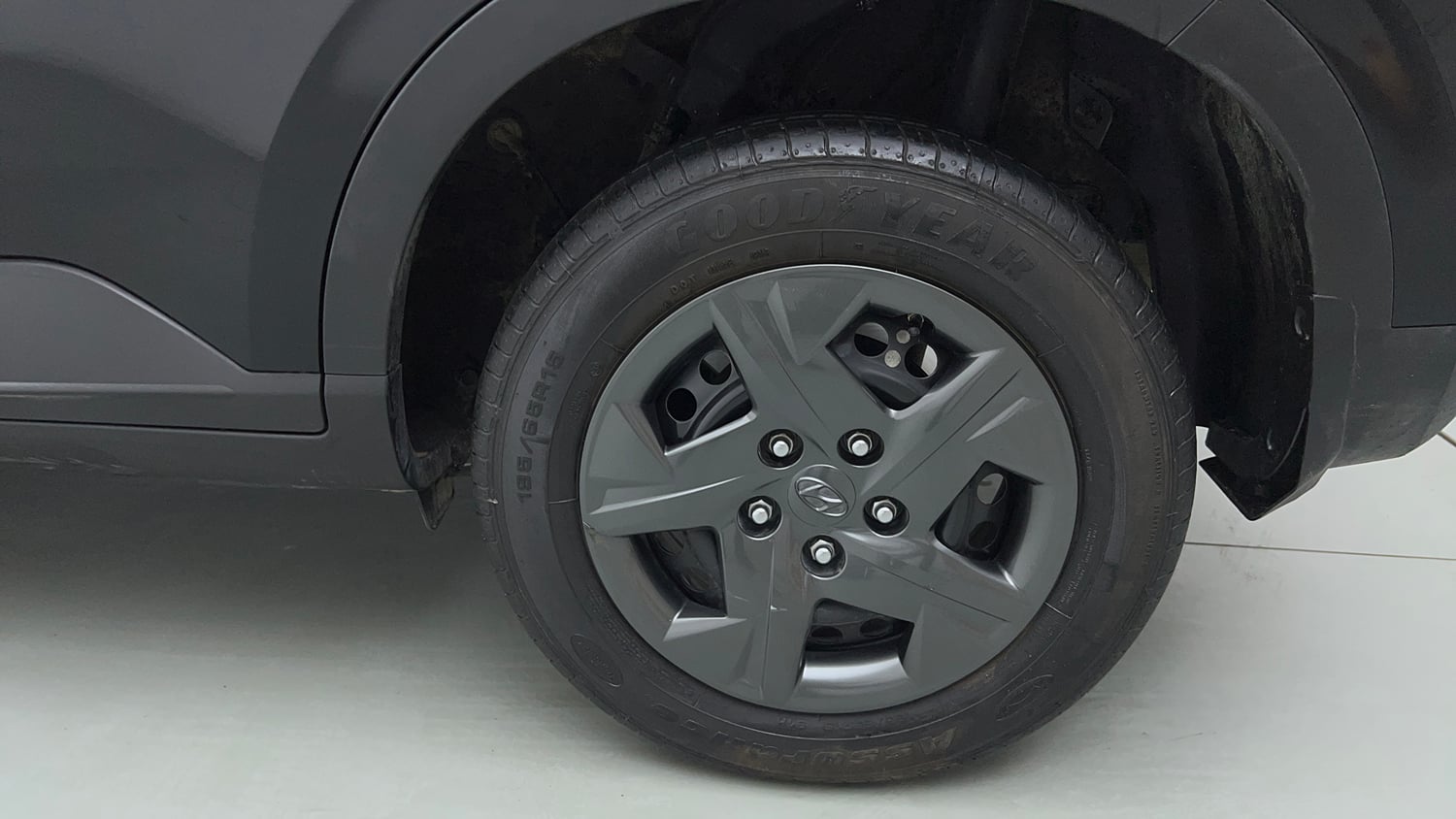 Used 2024 Hyundai Venue S (O) 1.2 Petrol Petrol Manual tyres LEFT REAR TYRE RIM VIEW