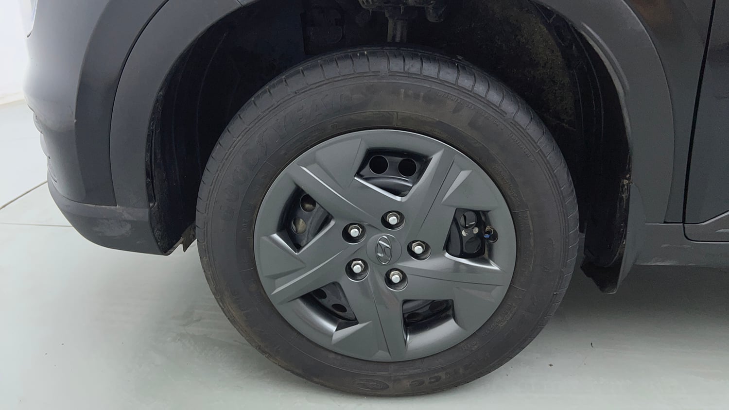 Used 2024 Hyundai Venue S (O) 1.2 Petrol Petrol Manual tyres LEFT FRONT TYRE RIM VIEW