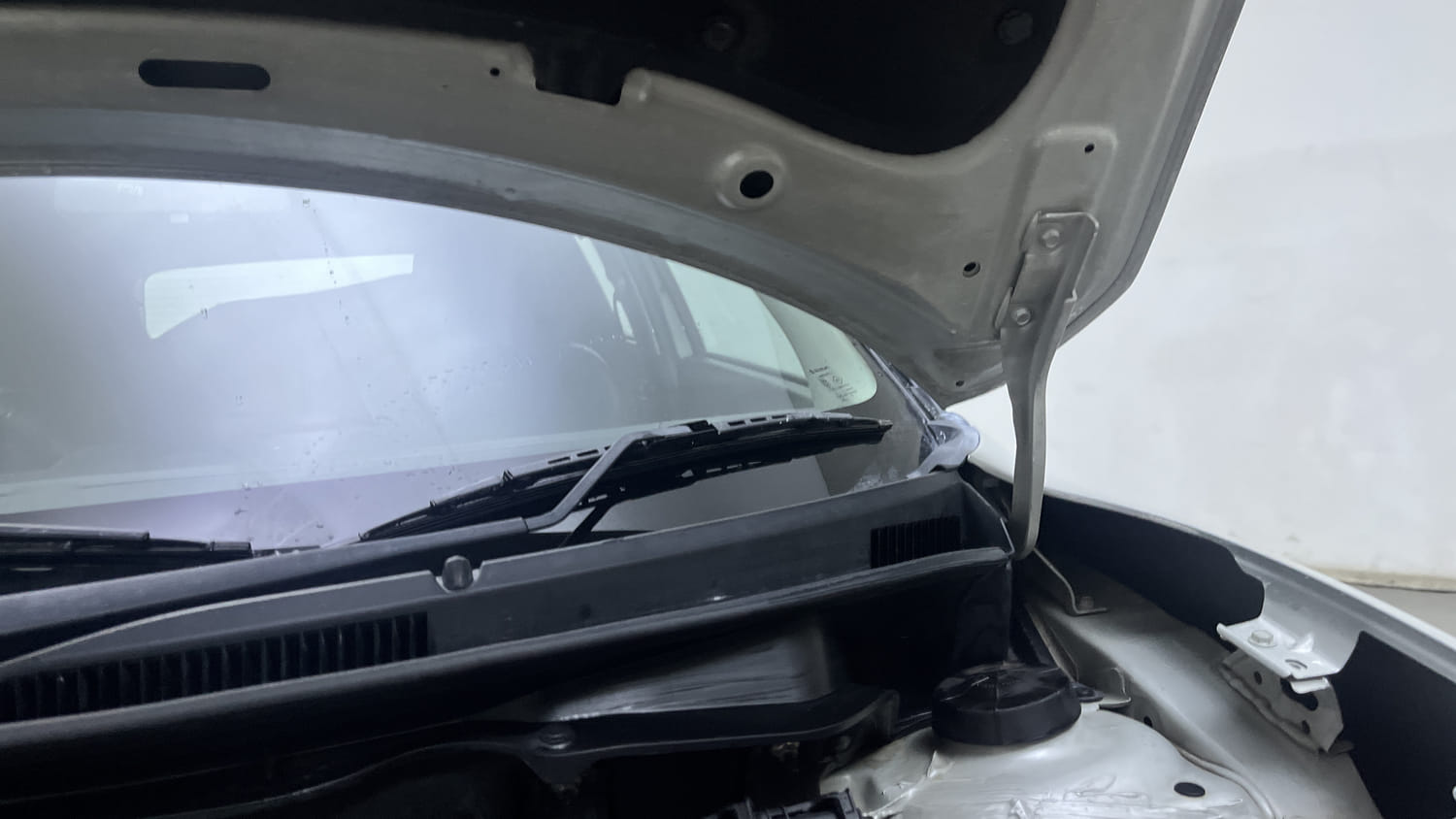 Used 2023 Maruti Suzuki Swift ZXi Plus Petrol Manual engine ENGINE LEFT SIDE HINGE & APRON VIEW