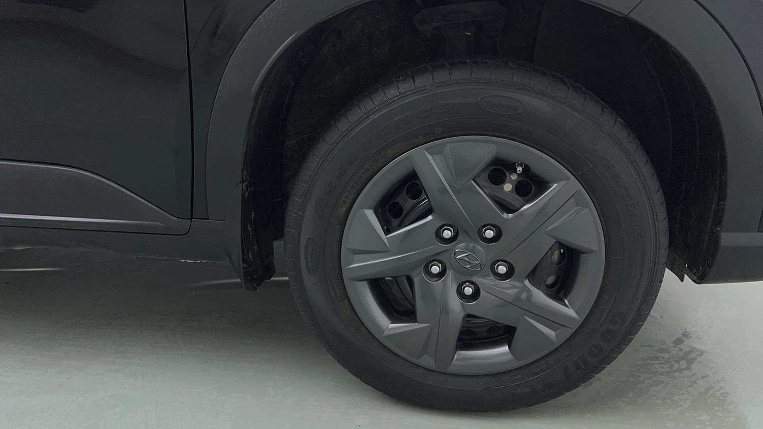 Used 2024 Hyundai Venue S (O) 1.2 Petrol Petrol Manual tyres RIGHT FRONT TYRE RIM VIEW