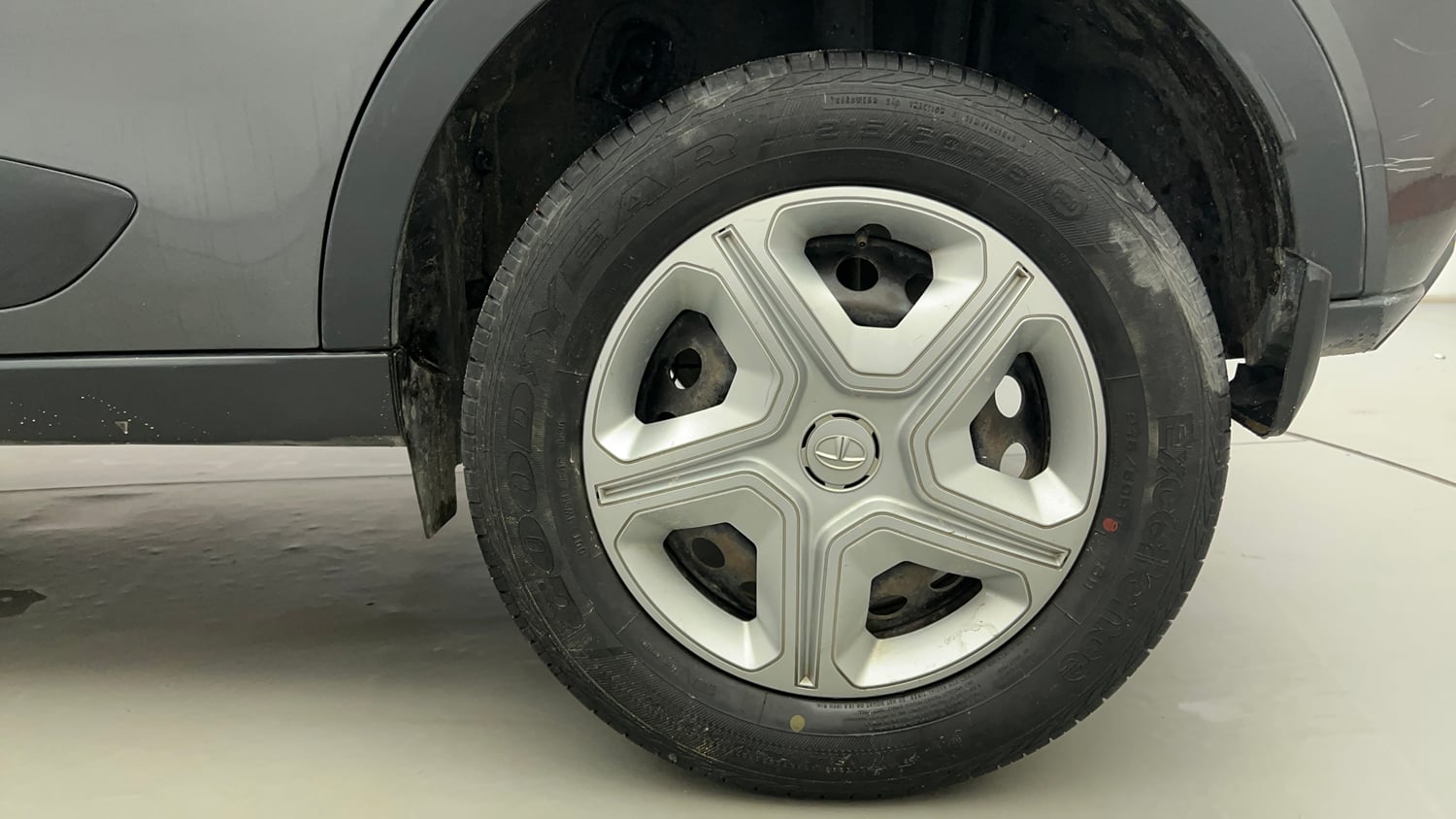 Used 2020 Tata Nexon XMA Petrol Petrol Automatic tyres LEFT REAR TYRE RIM VIEW