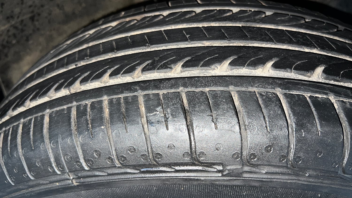 Used 2024 Hyundai Venue S (O) 1.2 Petrol Petrol Manual tyres RIGHT FRONT TYRE TREAD VIEW