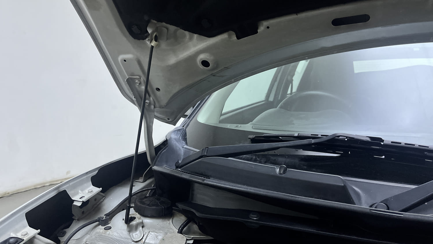 Used 2023 Maruti Suzuki Swift ZXi Plus Petrol Manual engine ENGINE RIGHT SIDE HINGE & APRON VIEW