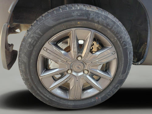 Used 2022 Renault Kwid CLIMBER 1.0 AMT (O) Petrol Automatic tyres RIGHT REAR TYRE RIM VIEW