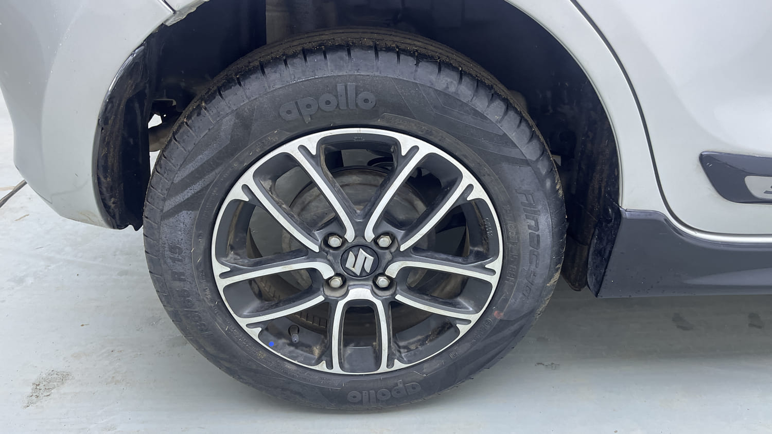 Used 2023 Maruti Suzuki Swift ZXi Plus Petrol Manual tyres RIGHT REAR TYRE RIM VIEW
