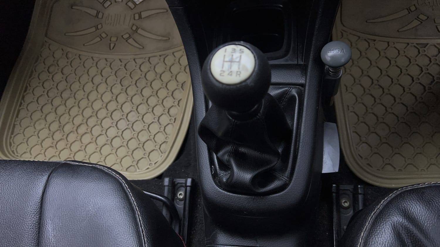 Used 2015 Maruti Suzuki Swift VXi Petrol Manual interior GEAR  KNOB VIEW