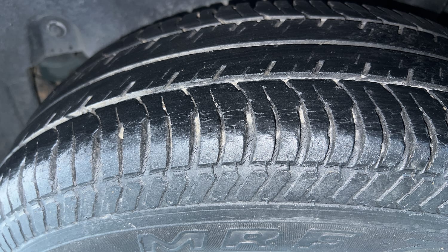 Used 2015 Maruti Suzuki Swift VXi Petrol Manual tyres LEFT REAR TYRE TREAD VIEW