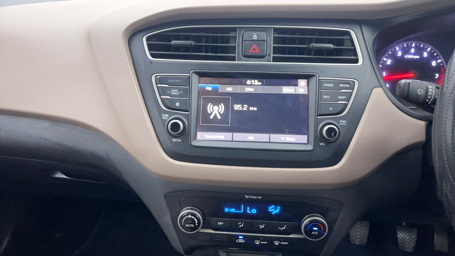 Used 2018 Hyundai Elite i20 Asta 1.2 Petrol Manual interior MUSIC SYSTEM & AC CONTROL VIEW
