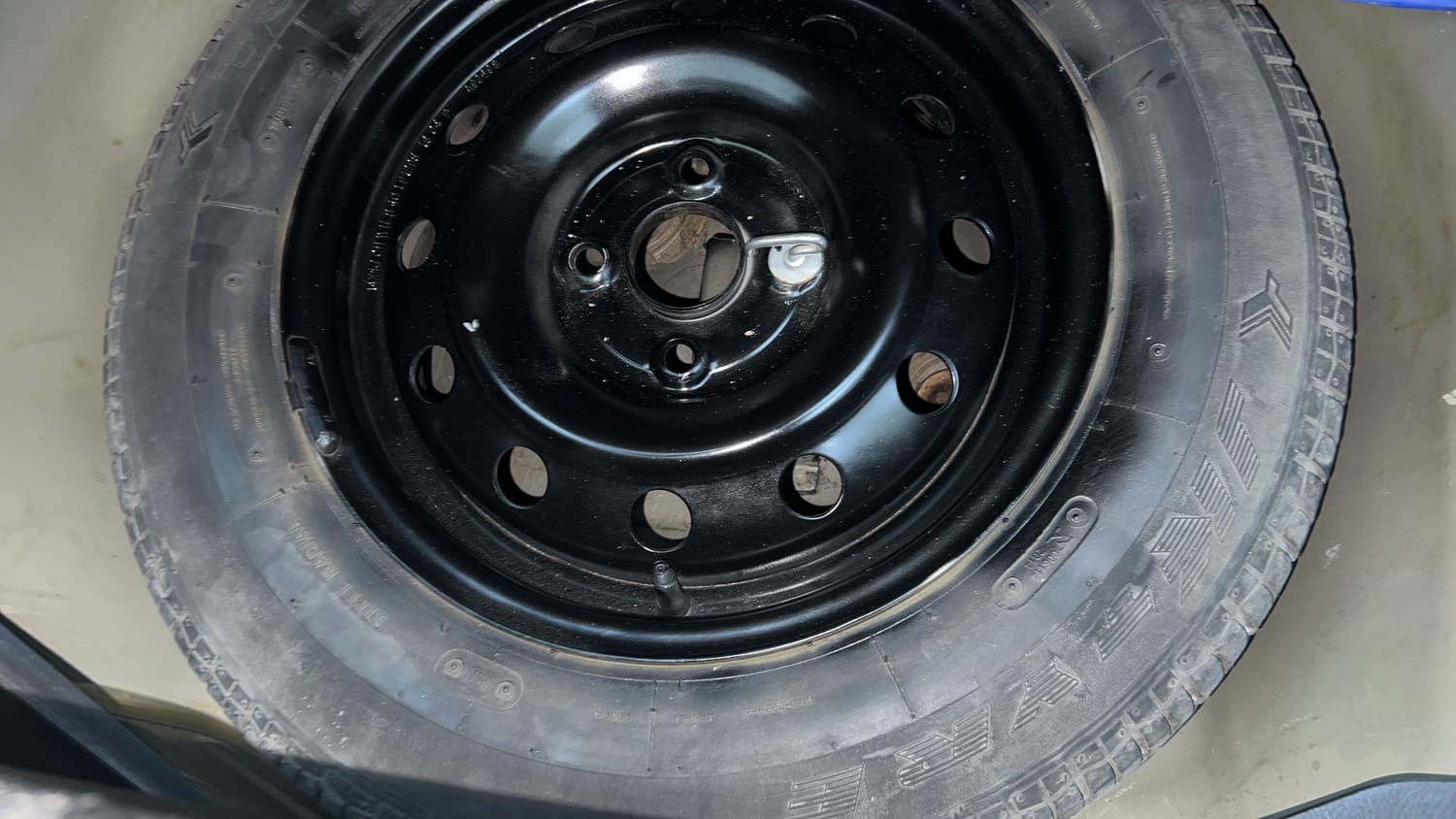 Used 2015 Maruti Suzuki Swift VXi Petrol Manual tyres SPARE TYRE VIEW