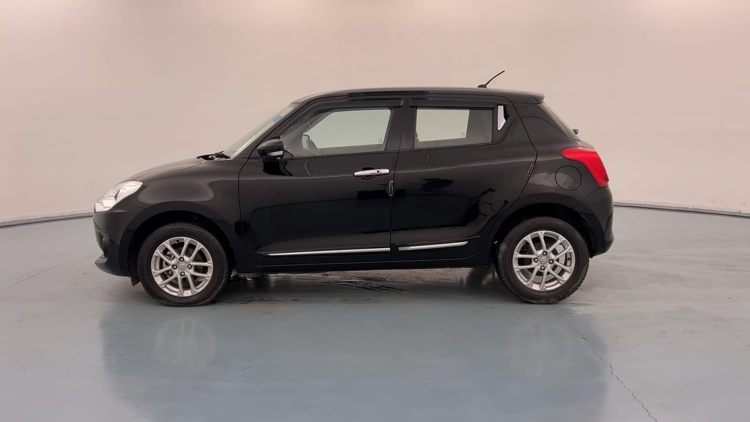 Used 2023 Maruti Suzuki Swift ZXi Petrol Manual exterior LEFT SIDE VIEW