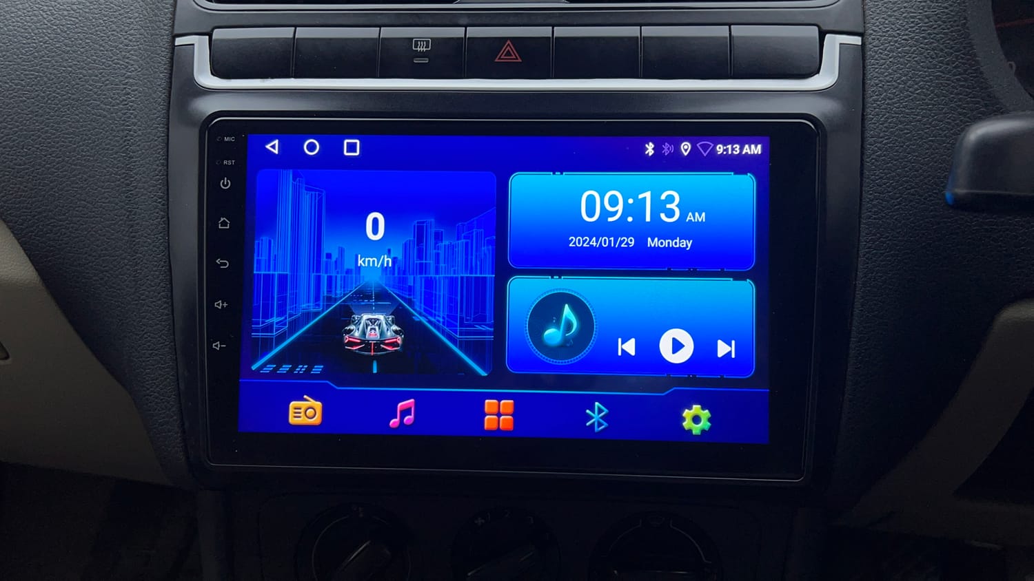 Used 2014 Volkswagen Polo Comfortline 1.2L (P) Petrol Manual top_features Integrated (in-dash) music system