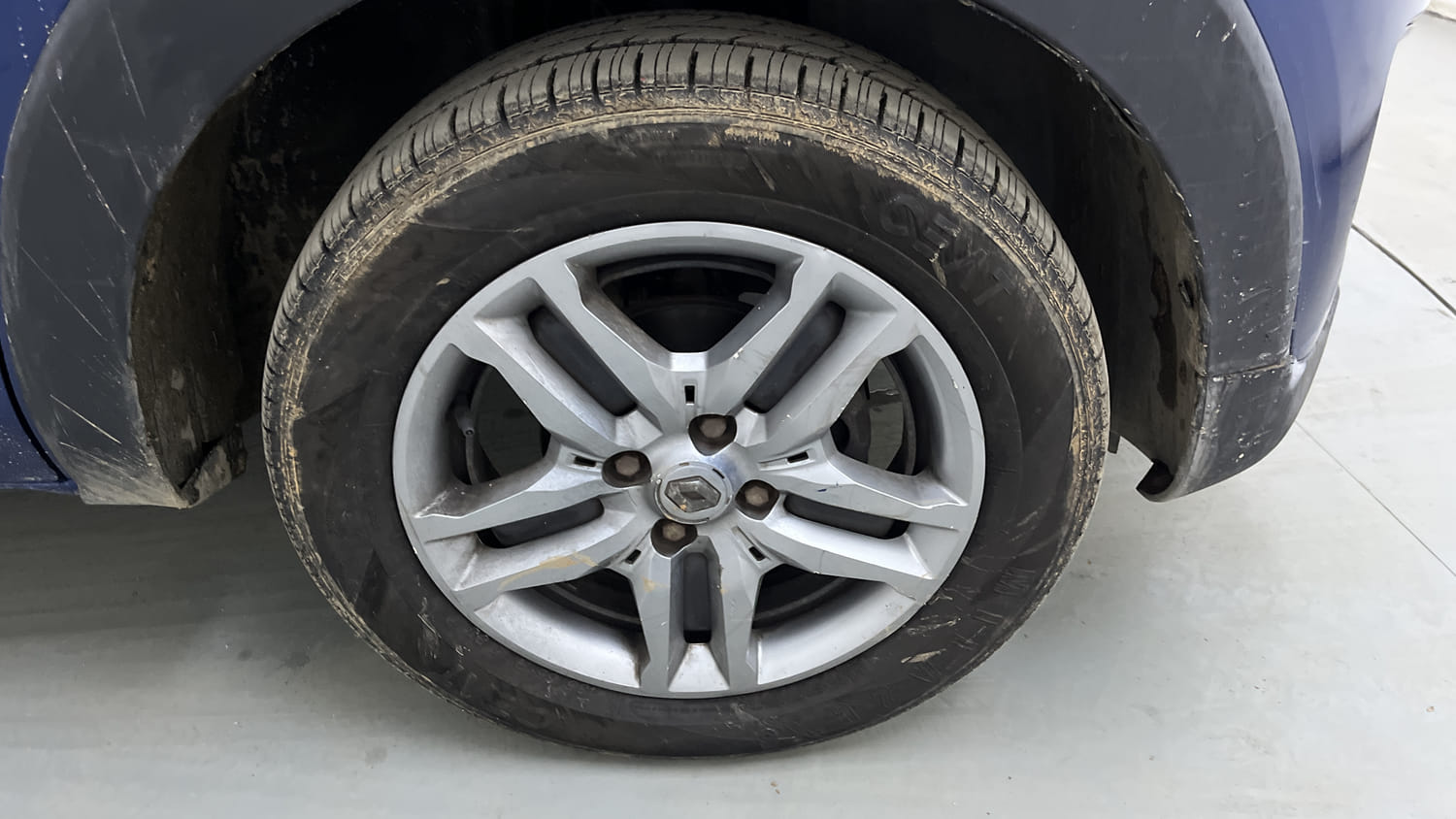 Used 2020 Renault Triber RXZ Petrol Manual tyres RIGHT FRONT TYRE RIM VIEW