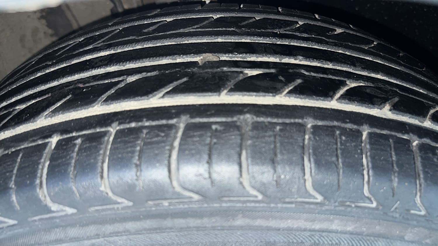 Used 2014 Volkswagen Polo Comfortline 1.2L (P) Petrol Manual tyres RIGHT FRONT TYRE TREAD VIEW