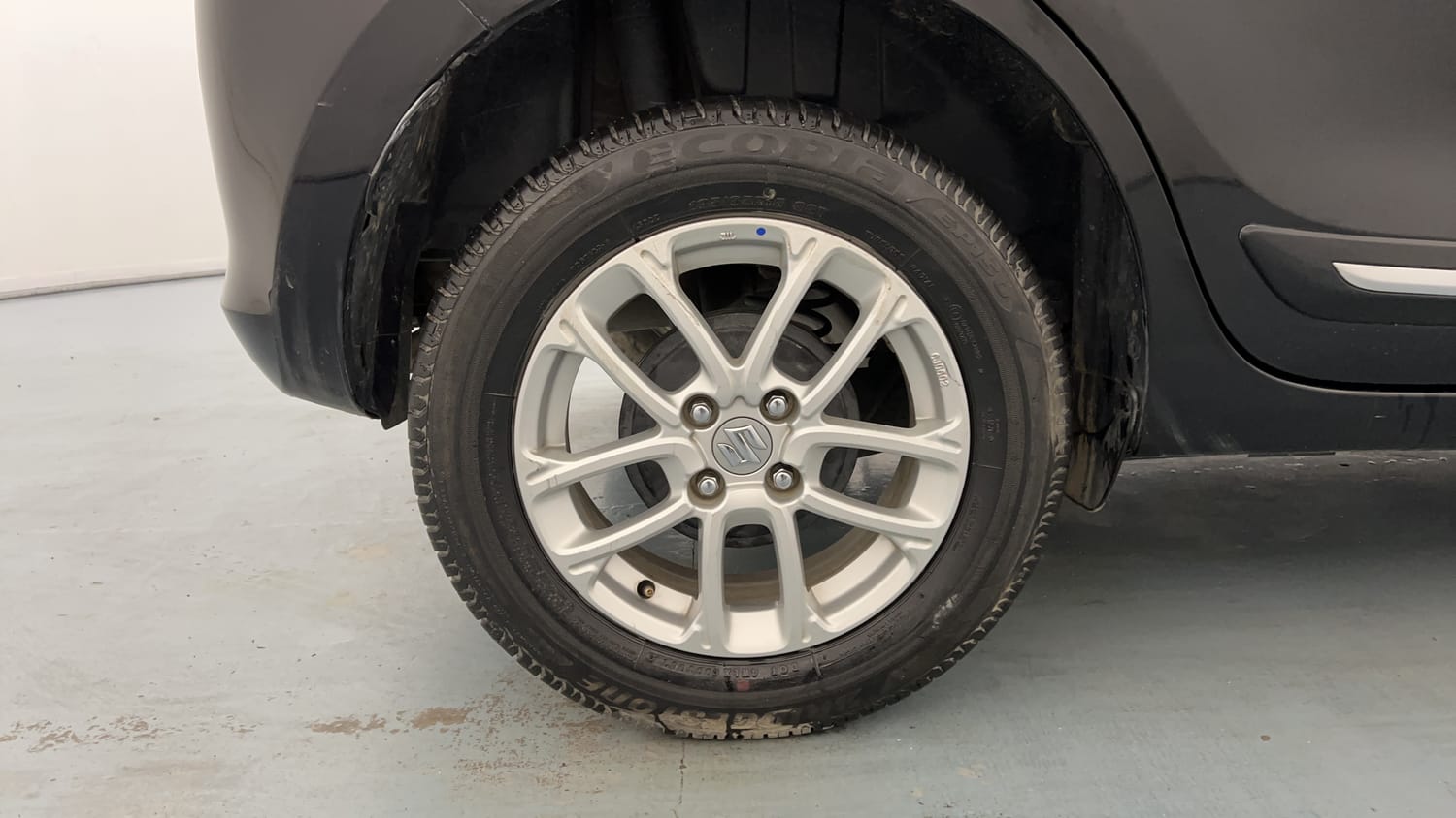 Used 2023 Maruti Suzuki Swift ZXi Petrol Manual tyres RIGHT REAR TYRE RIM VIEW
