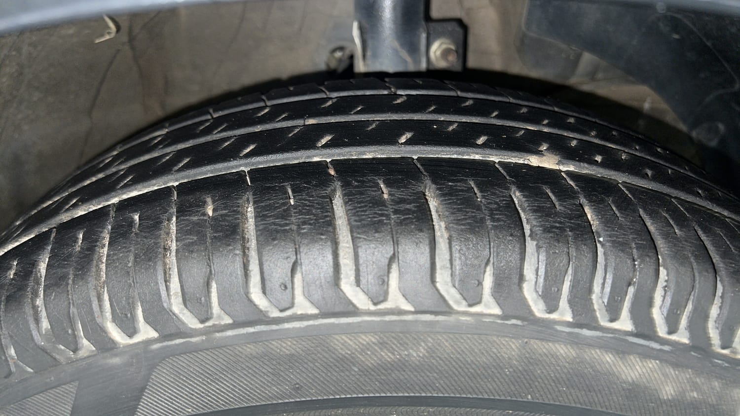 Used 2023 Maruti Suzuki Swift ZXi Petrol Manual tyres RIGHT FRONT TYRE TREAD VIEW