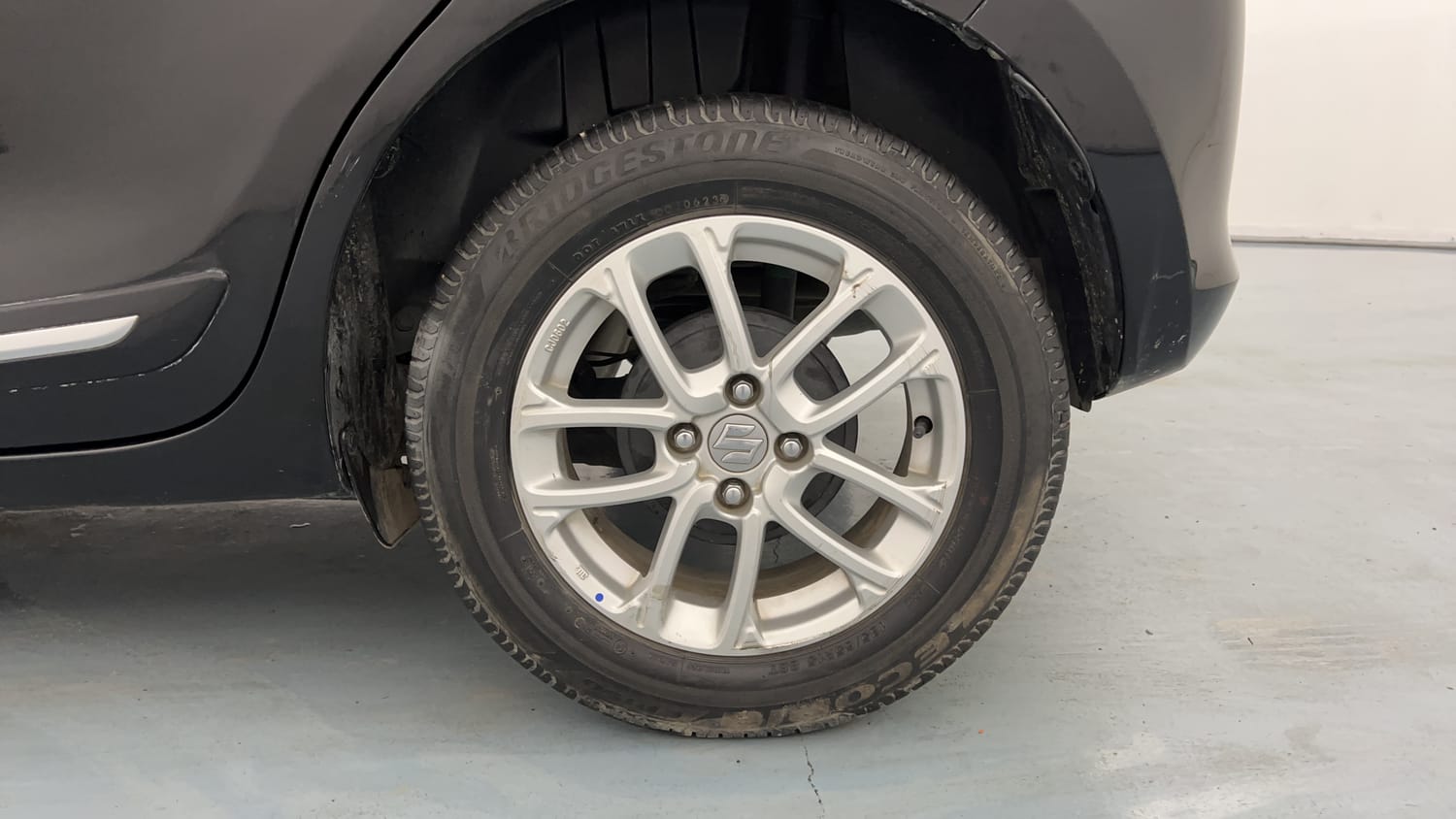Used 2023 Maruti Suzuki Swift ZXi Petrol Manual tyres LEFT REAR TYRE RIM VIEW