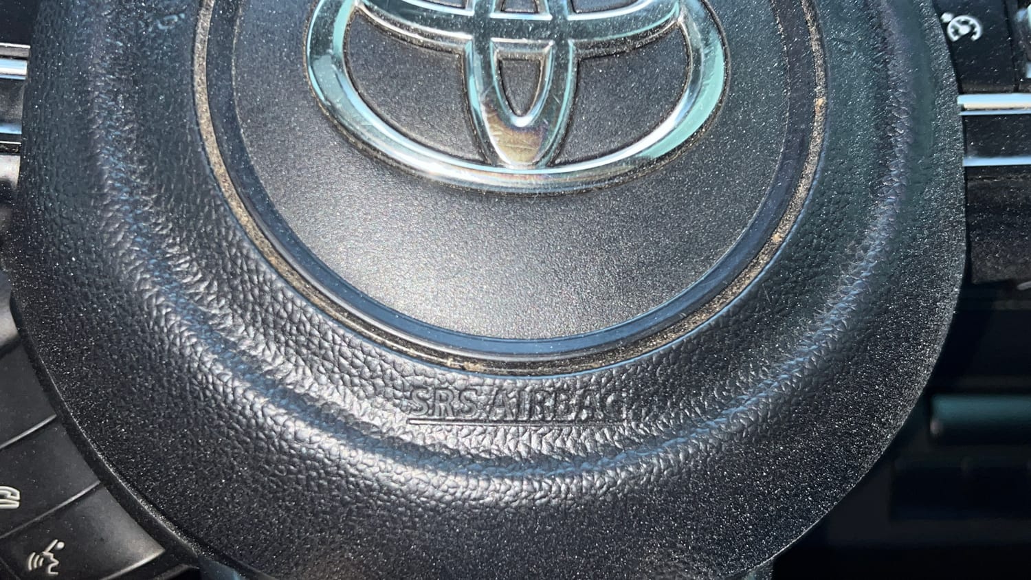 Used 2023 Toyota Urban Cruiser Hyryder V Hybrid Dual Tone Hybrid Automatic top_features Airbags