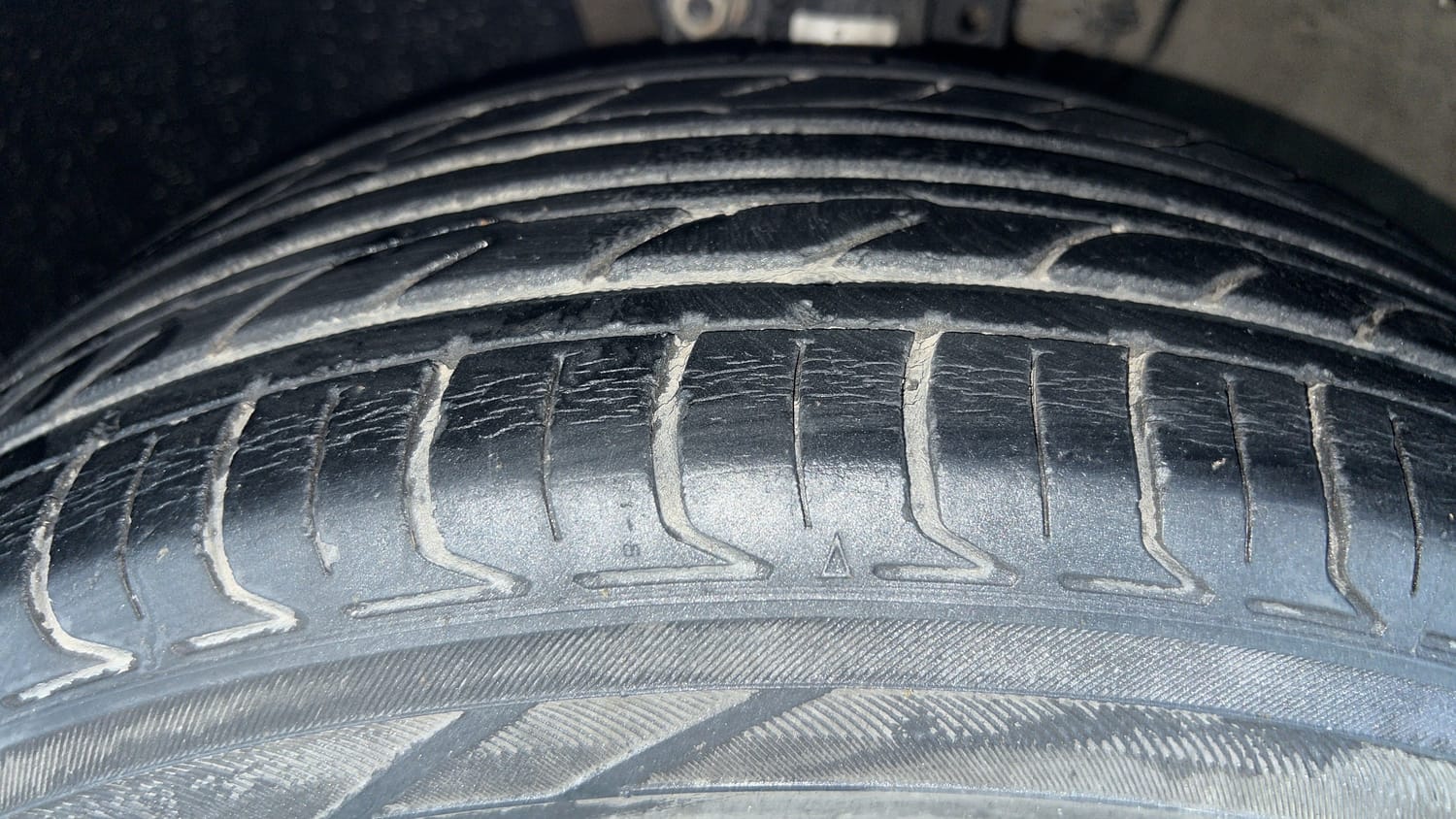 Used 2014 Volkswagen Polo Comfortline 1.2L (P) Petrol Manual tyres LEFT FRONT TYRE TREAD VIEW