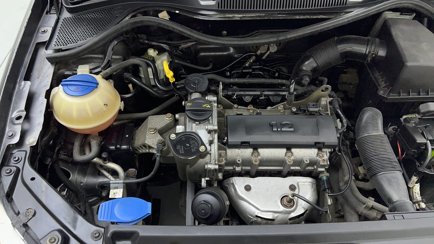 Used 2014 Volkswagen Polo Comfortline 1.2L (P) Petrol Manual engine ENGINE LEFT SIDE HINGE & APRON VIEW