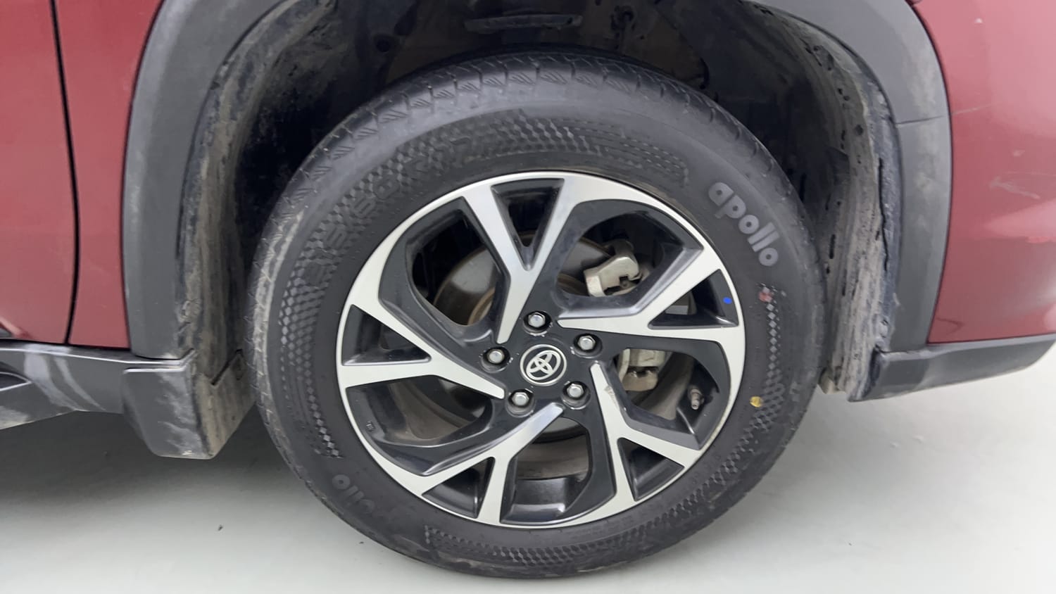 Used 2023 Toyota Urban Cruiser Hyryder V Hybrid Dual Tone Hybrid Automatic tyres RIGHT FRONT TYRE RIM VIEW