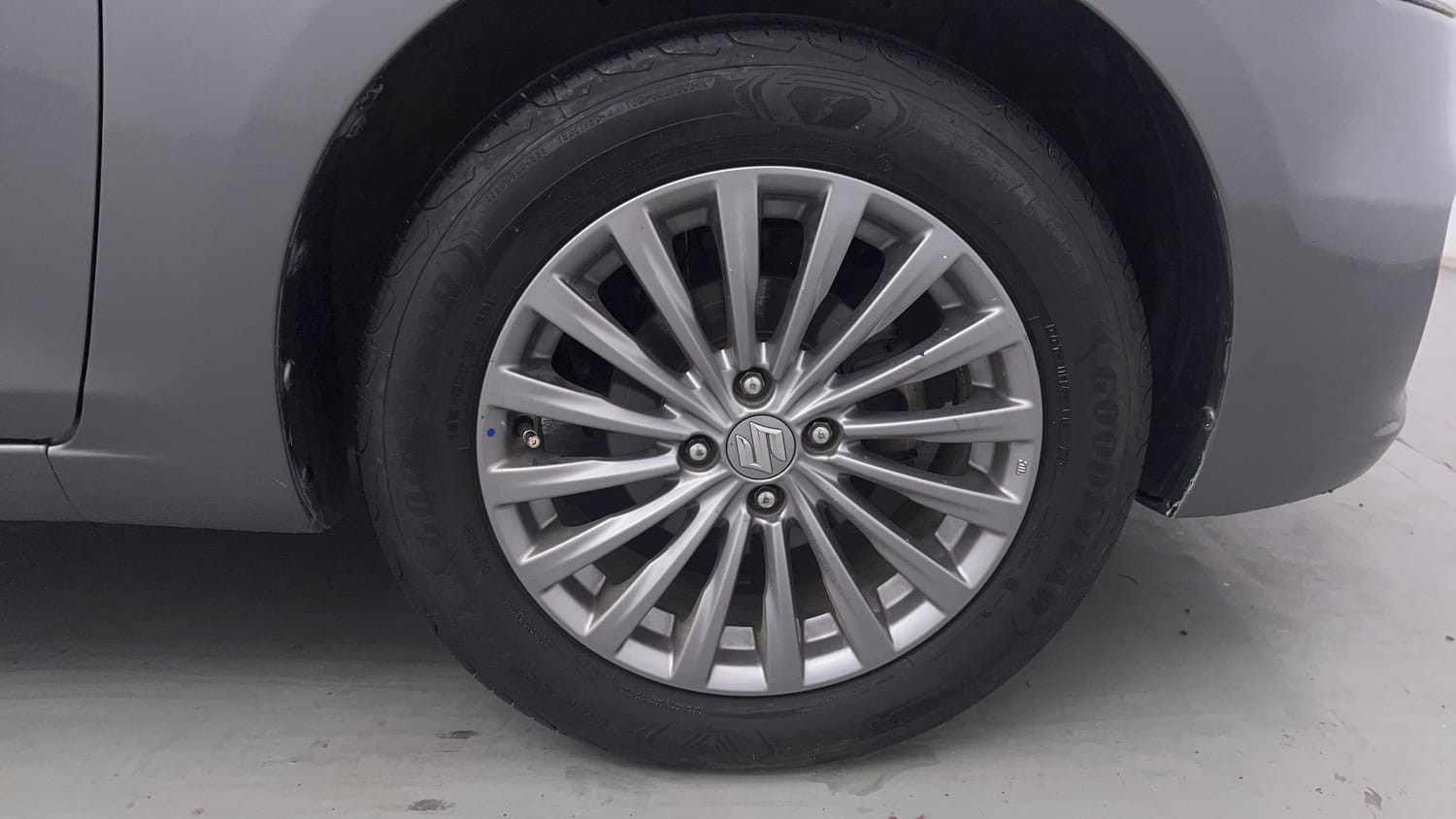 Used 2017 Maruti Suzuki Ciaz Alpha 1.4 AT Petrol Automatic tyres RIGHT FRONT TYRE RIM VIEW