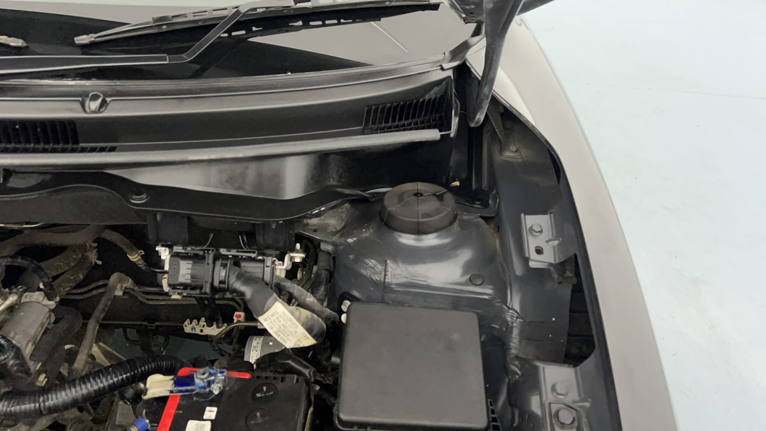 Used 2023 Maruti Suzuki Swift ZXi Petrol Manual engine ENGINE LEFT SIDE HINGE & APRON VIEW