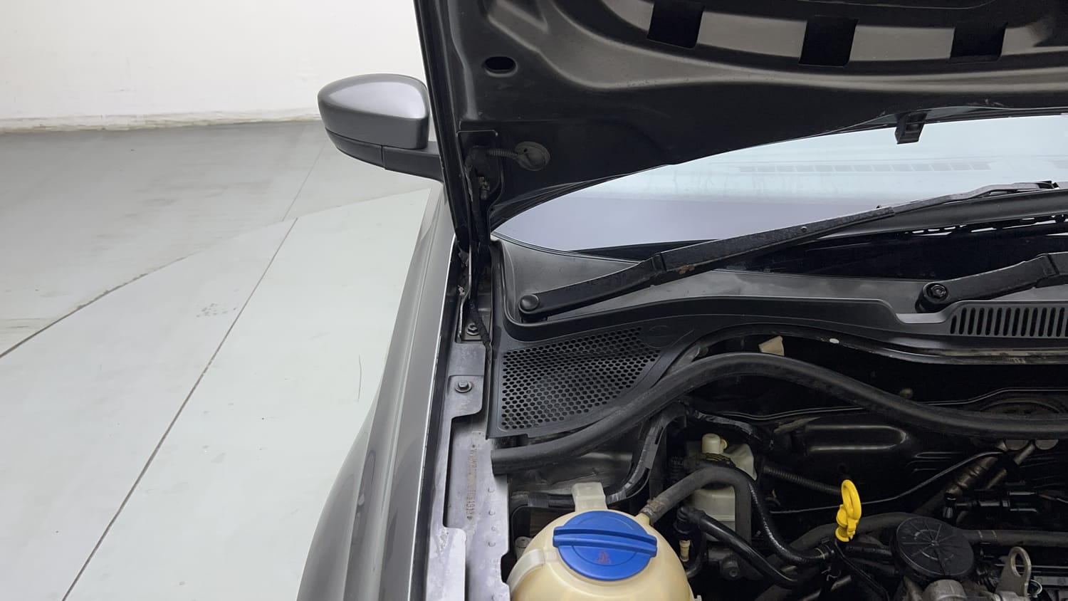 Used 2014 Volkswagen Polo Comfortline 1.2L (P) Petrol Manual engine ENGINE RIGHT SIDE HINGE & APRON VIEW