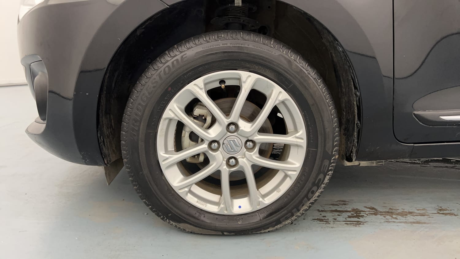 Used 2023 Maruti Suzuki Swift ZXi Petrol Manual tyres LEFT FRONT TYRE RIM VIEW