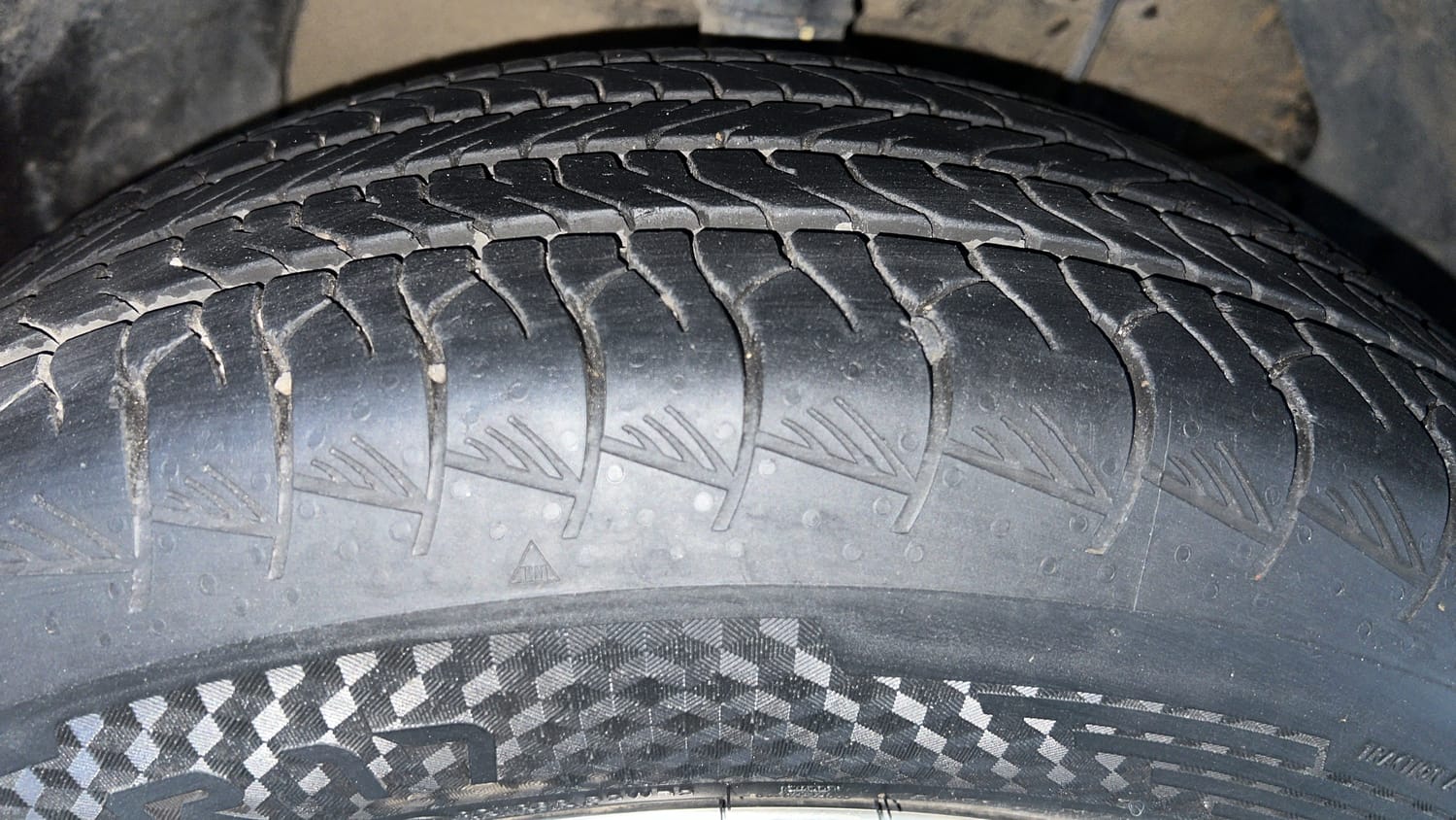Used 2023 Toyota Urban Cruiser Hyryder V Hybrid Dual Tone Hybrid Automatic tyres RIGHT FRONT TYRE TREAD VIEW
