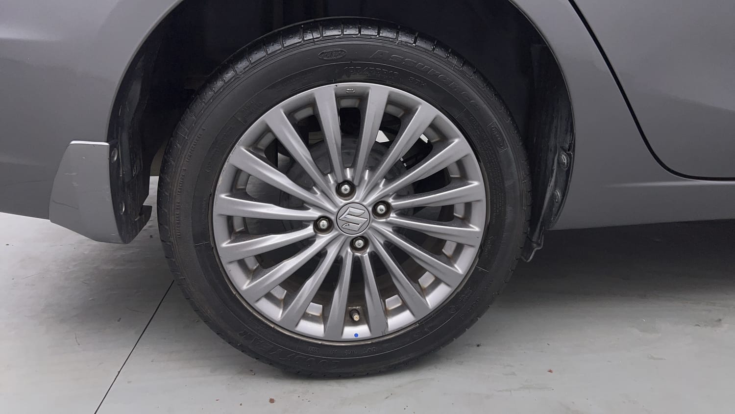 Used 2017 Maruti Suzuki Ciaz Alpha 1.4 AT Petrol Automatic tyres RIGHT REAR TYRE RIM VIEW