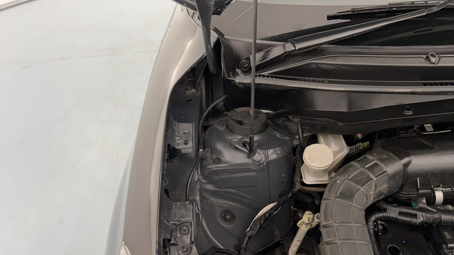 Used 2023 Maruti Suzuki Swift ZXi Petrol Manual engine ENGINE RIGHT SIDE HINGE & APRON VIEW