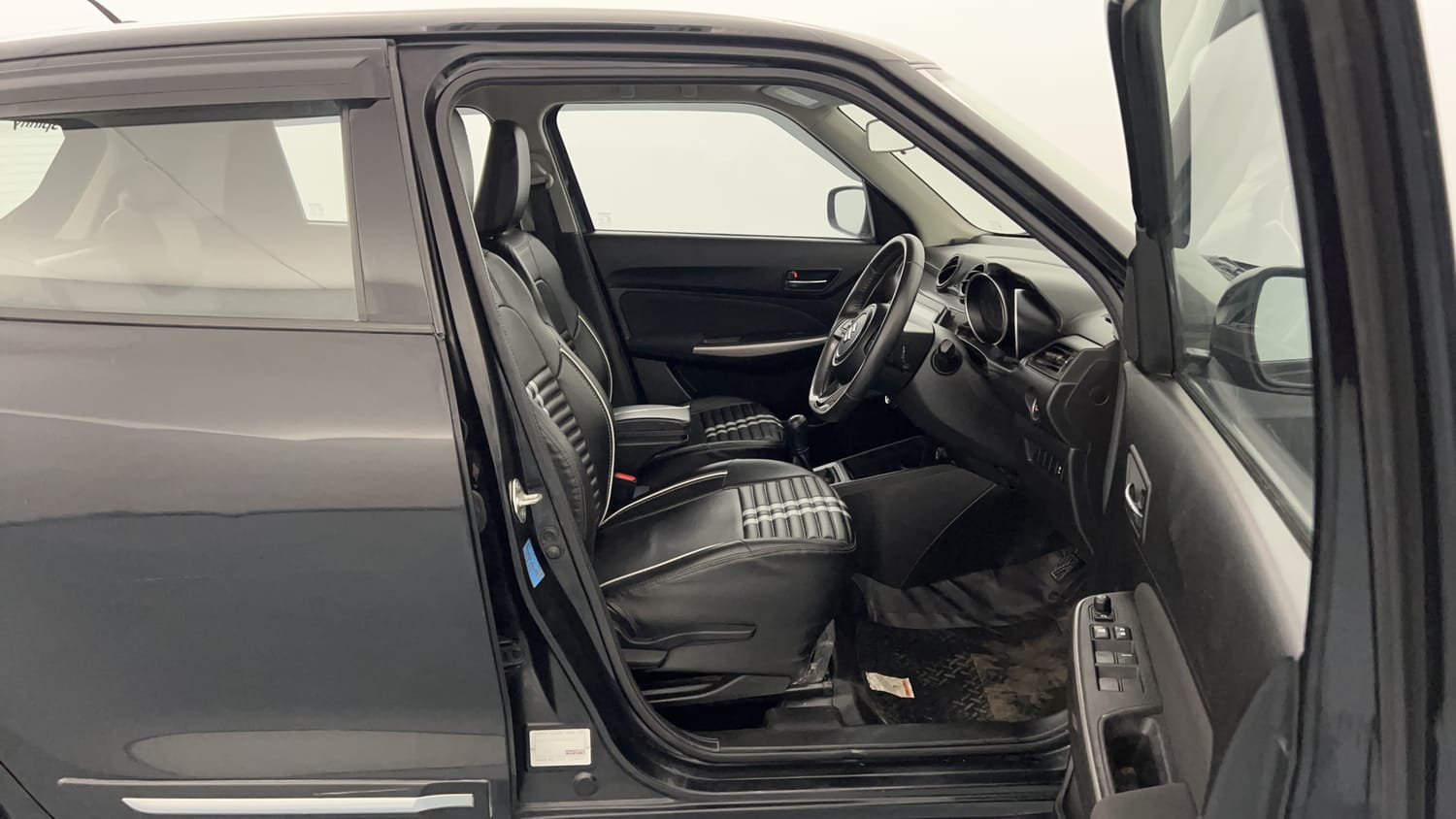 Used 2023 Maruti Suzuki Swift ZXi Petrol Manual interior RIGHT SIDE FRONT DOOR CABIN VIEW