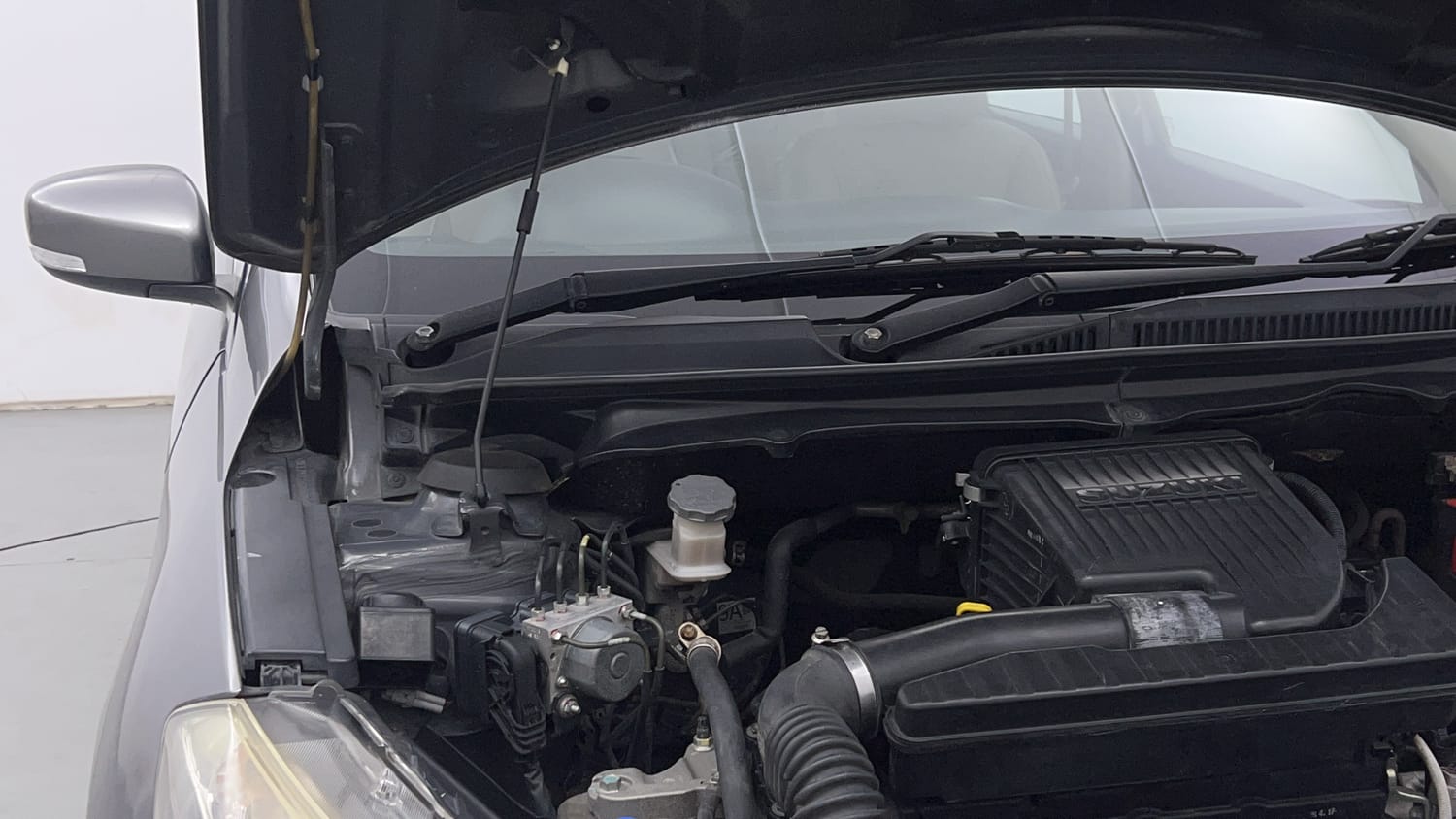 Used 2017 Maruti Suzuki Ciaz Alpha 1.4 AT Petrol Automatic engine ENGINE RIGHT SIDE HINGE & APRON VIEW