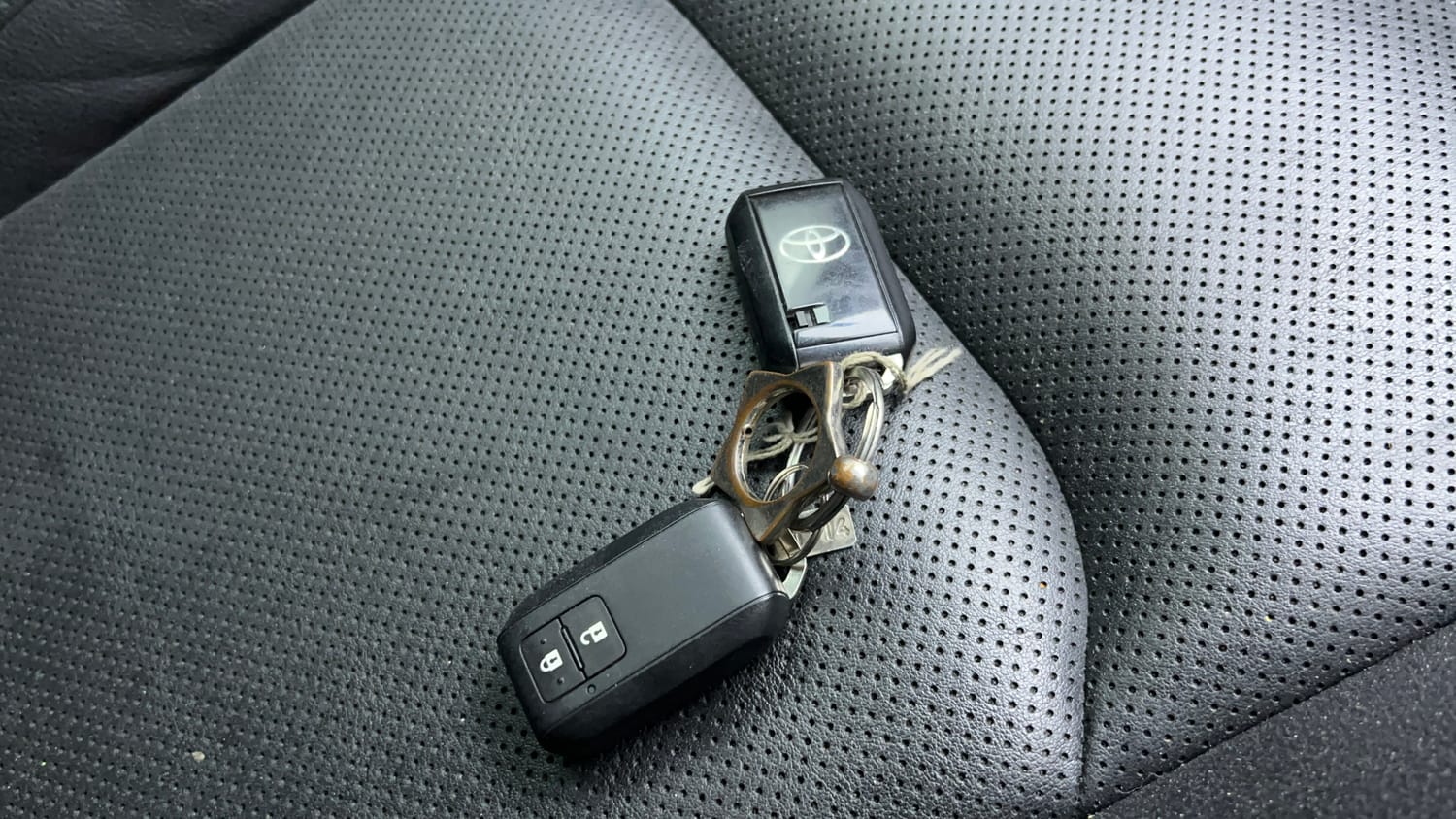 Used 2023 Toyota Urban Cruiser Hyryder V Hybrid Dual Tone Hybrid Automatic extra CAR KEY VIEW