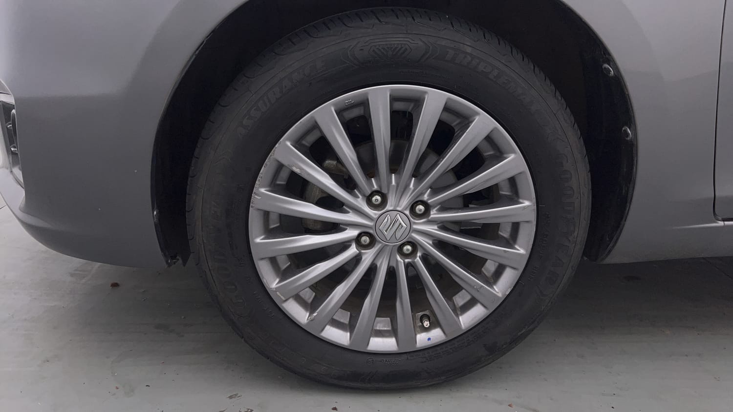 Used 2017 Maruti Suzuki Ciaz Alpha 1.4 AT Petrol Automatic tyres LEFT FRONT TYRE RIM VIEW
