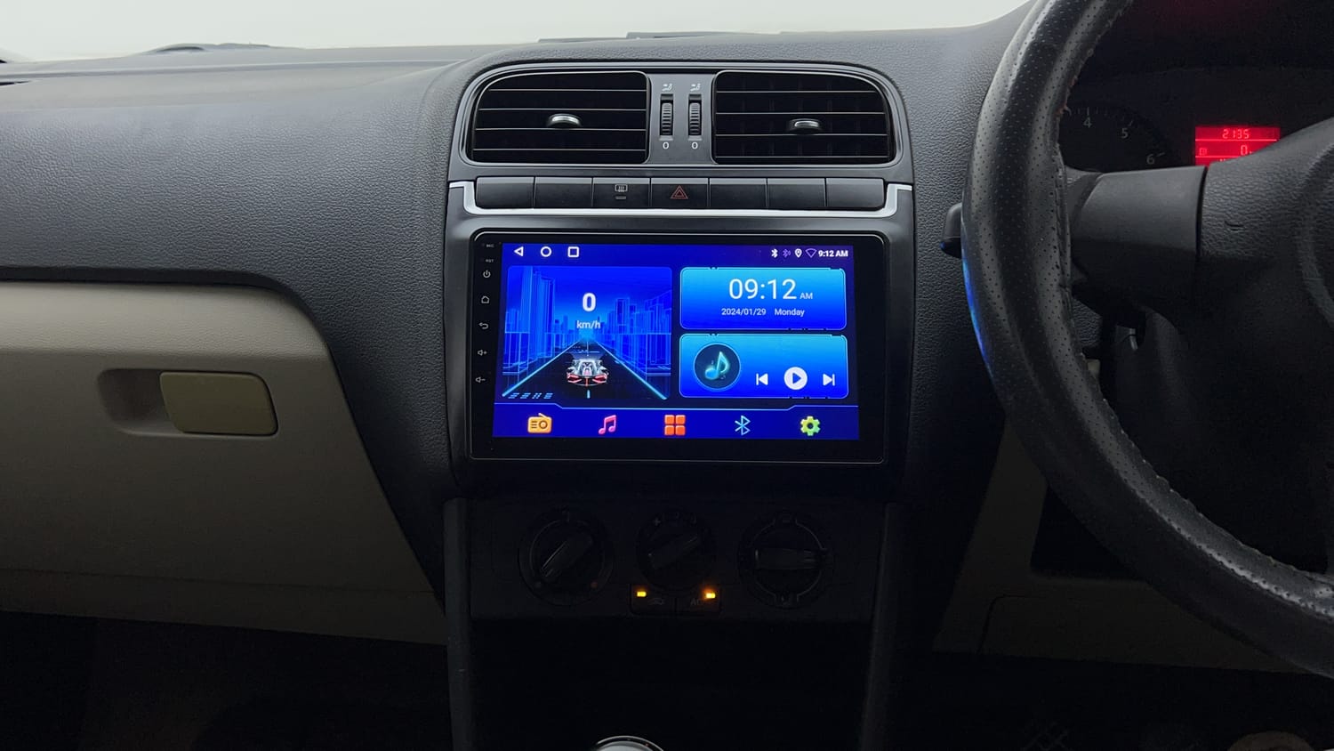 Used 2014 Volkswagen Polo Comfortline 1.2L (P) Petrol Manual interior MUSIC SYSTEM & AC CONTROL VIEW