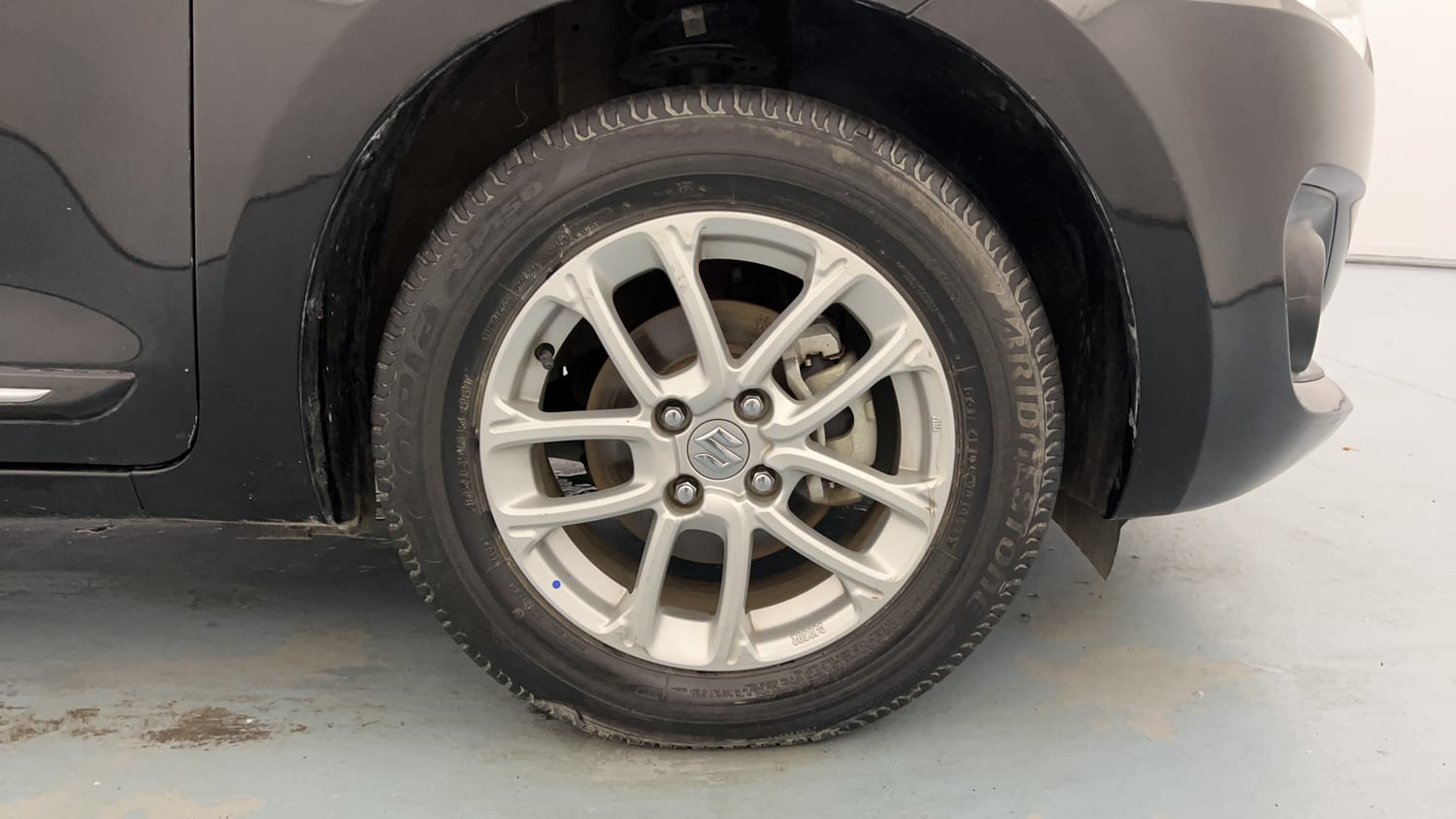 Used 2023 Maruti Suzuki Swift ZXi Petrol Manual tyres RIGHT FRONT TYRE RIM VIEW