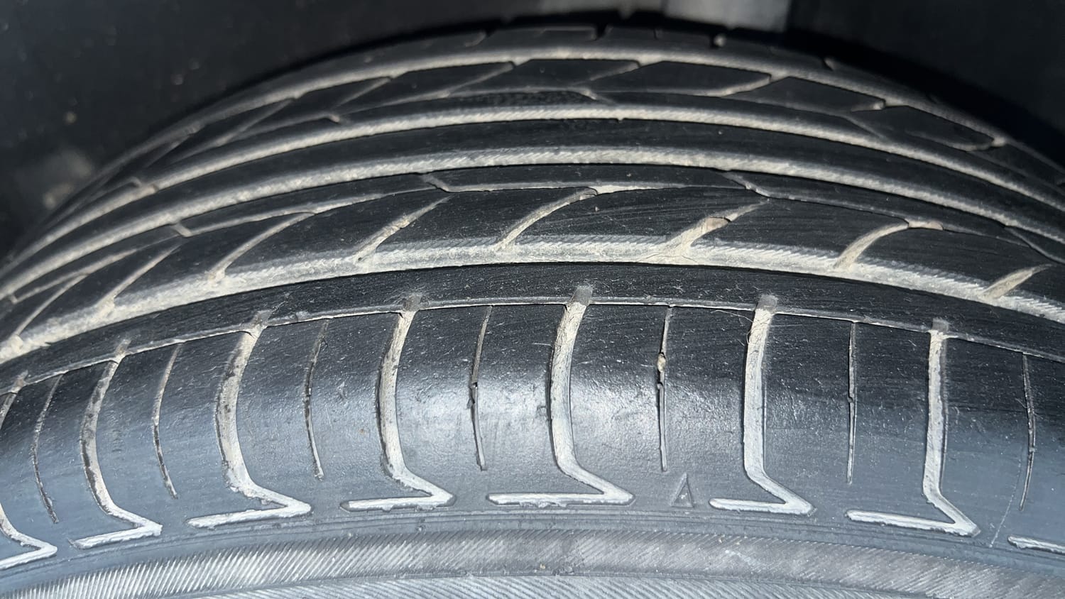 Used 2014 Volkswagen Polo Comfortline 1.2L (P) Petrol Manual tyres LEFT REAR TYRE TREAD VIEW