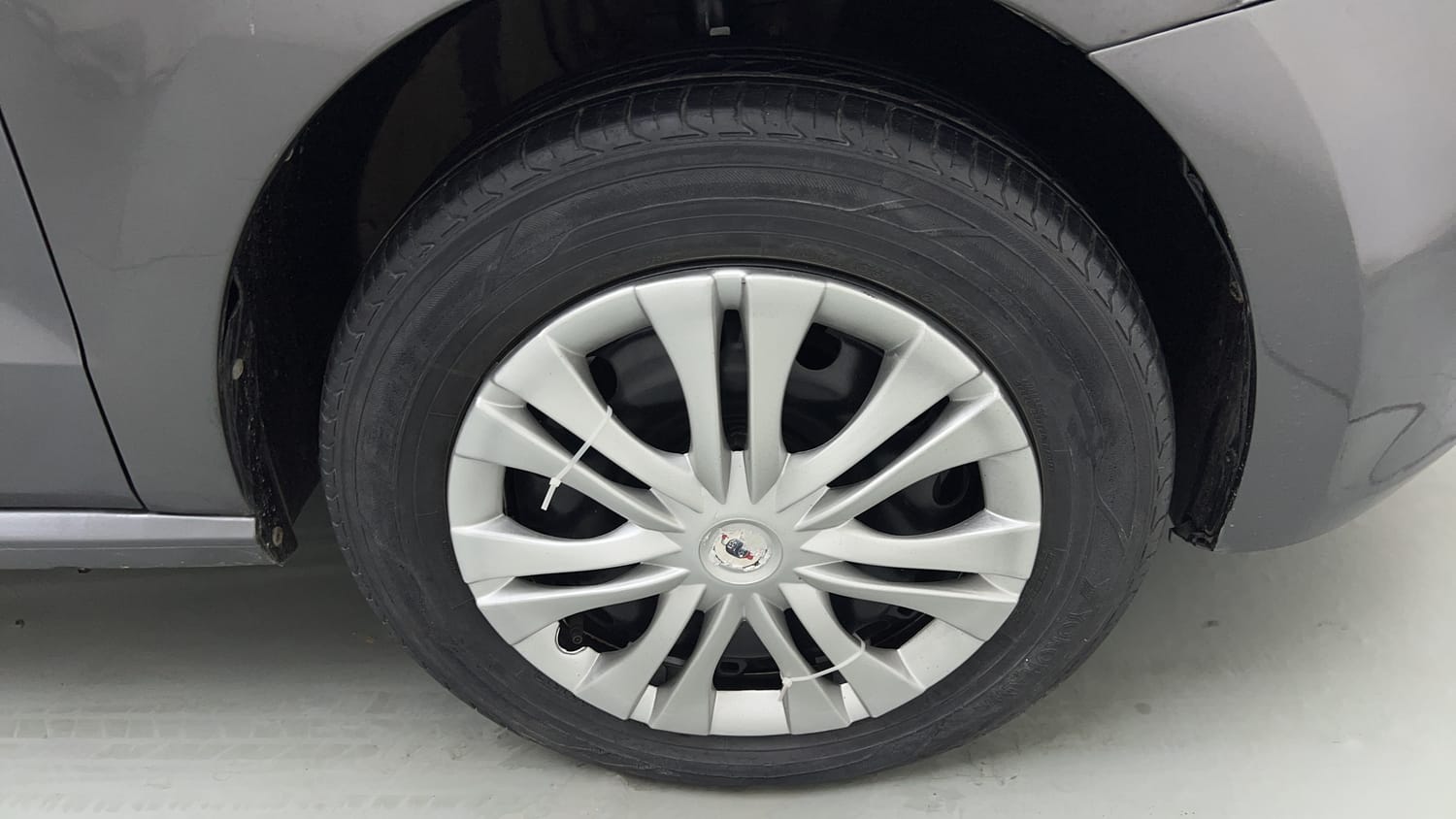 Used 2014 Volkswagen Polo Comfortline 1.2L (P) Petrol Manual tyres RIGHT FRONT TYRE RIM VIEW