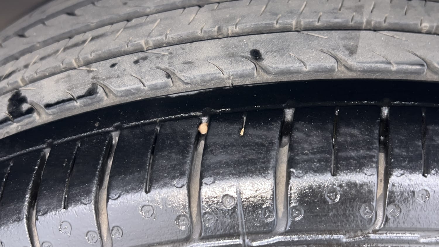 Used 2017 Maruti Suzuki Ciaz Alpha 1.4 AT Petrol Automatic tyres RIGHT REAR TYRE TREAD VIEW