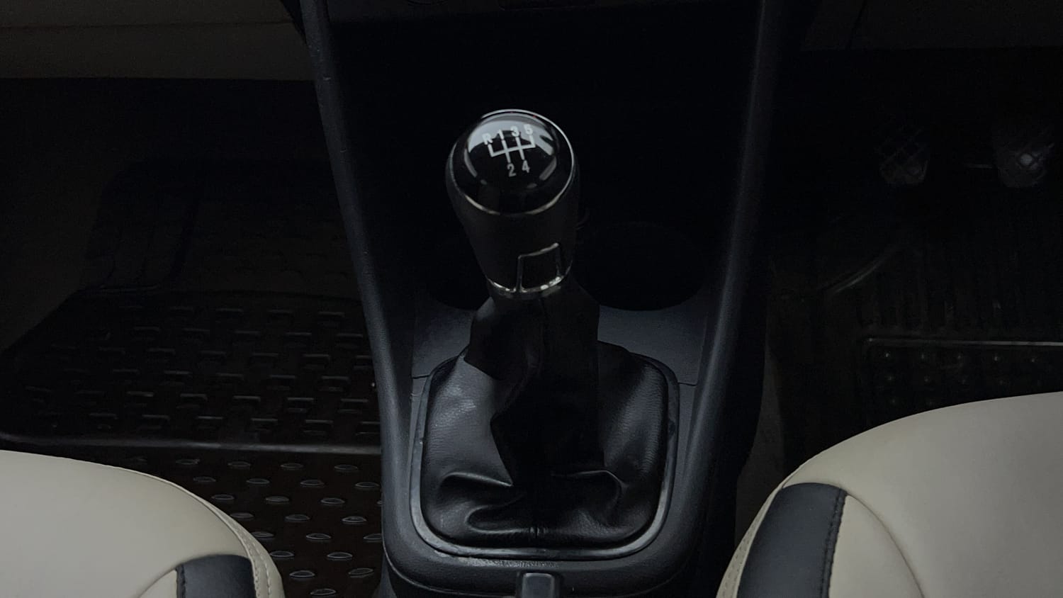 Used 2014 Volkswagen Polo Comfortline 1.2L (P) Petrol Manual interior GEAR  KNOB VIEW