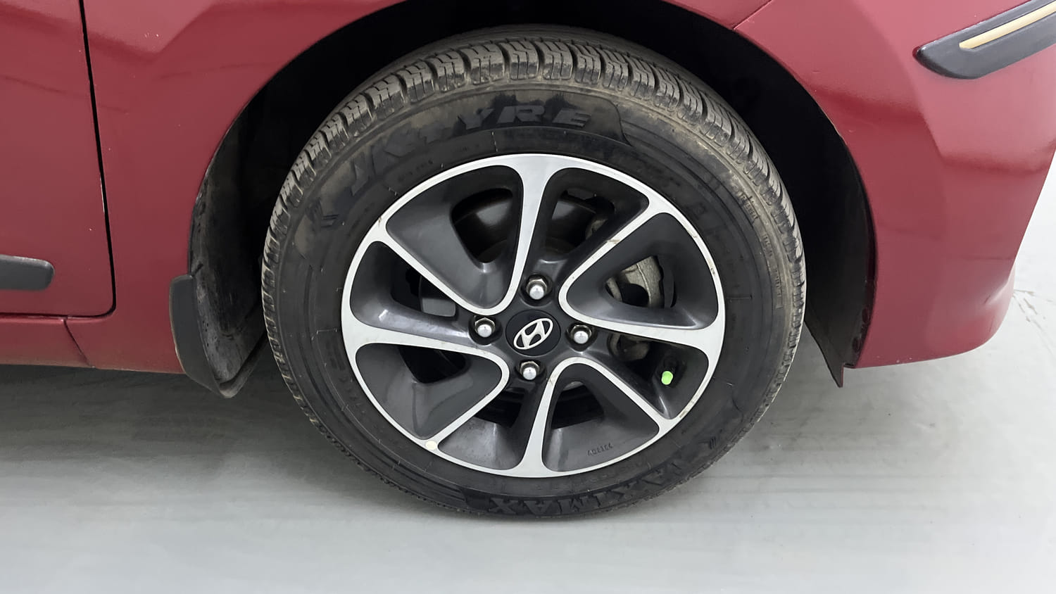 Used 2017 Hyundai Grand i10 Sportz (O) AT 1.2 Kappa VTVT Petrol Automatic tyres RIGHT FRONT TYRE RIM VIEW